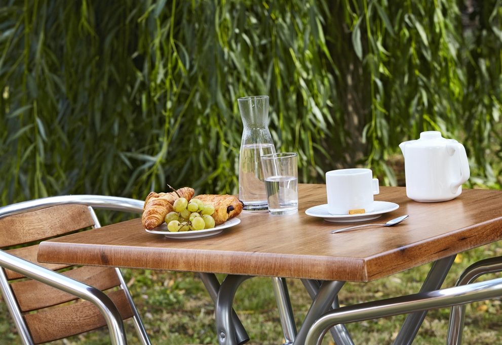 table de déjeuner en terrasse Campanile