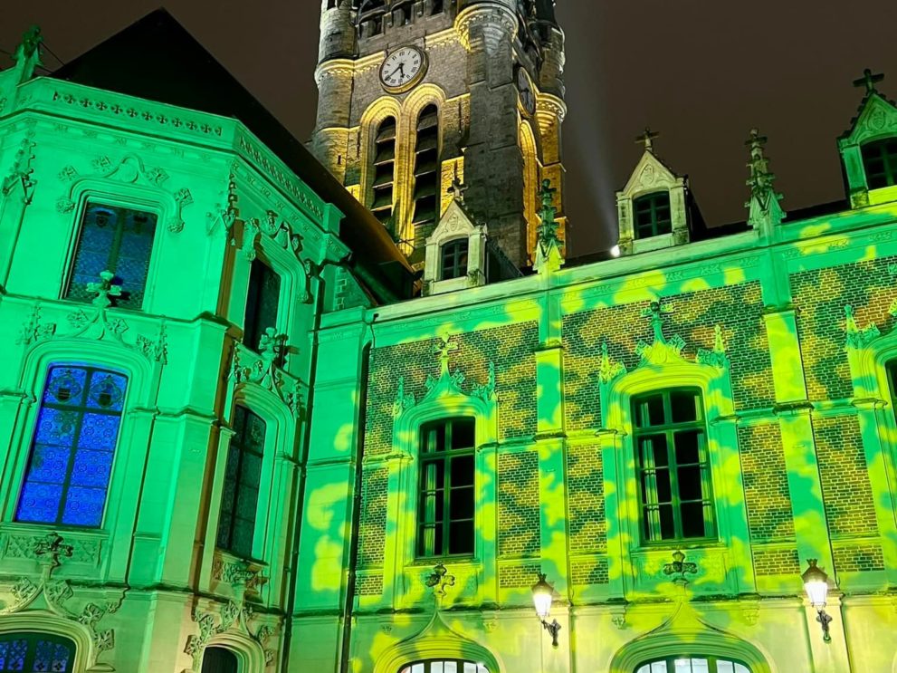 cour honneur mairie illumée