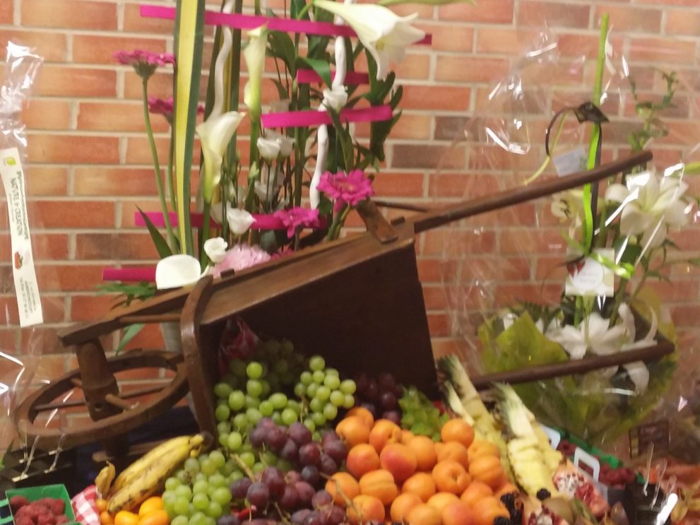 Présentation de verrines sur fond de fruits frais