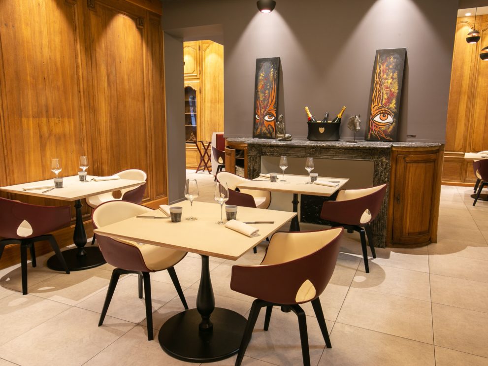 TABLE DES ECHEVINS Salle VIP