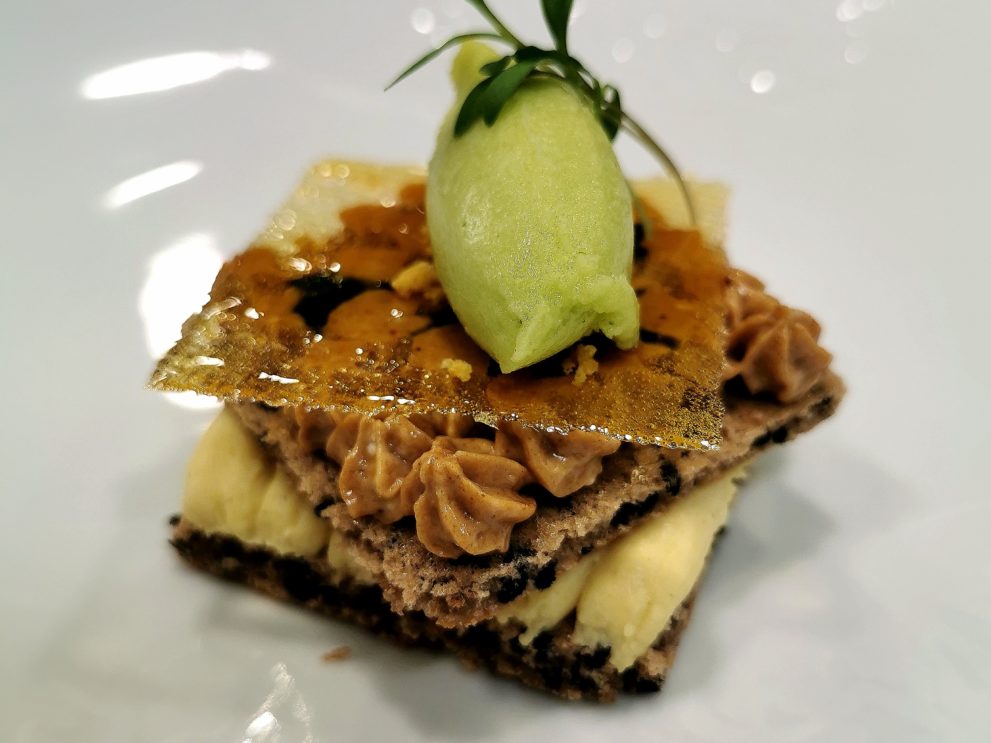 Ananas-coriandre-praliné-TABLE-DES-ECHEVINS-scaled