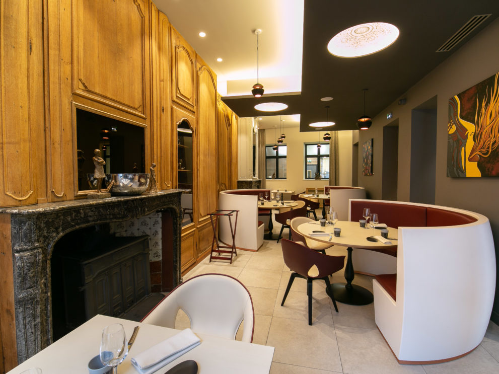 Salle Principale TABLE DES ECHEVINS