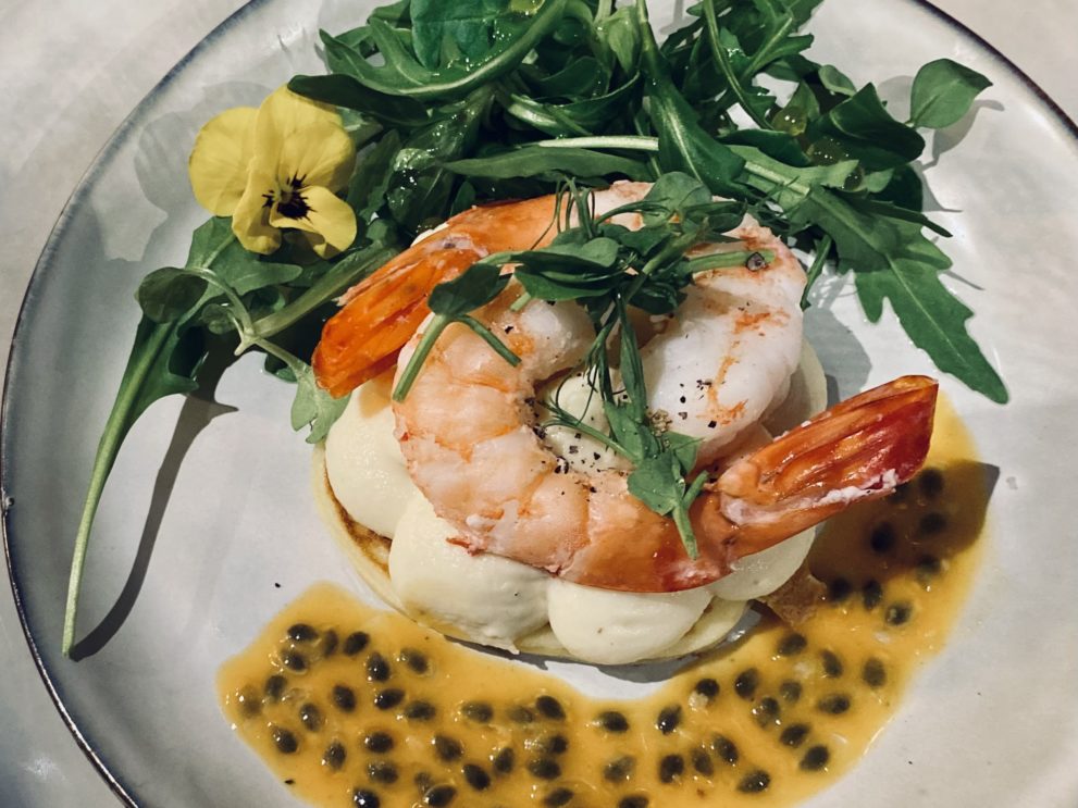 Restaurant - Gambas sur lit de Blini maison et mousseline de Panais