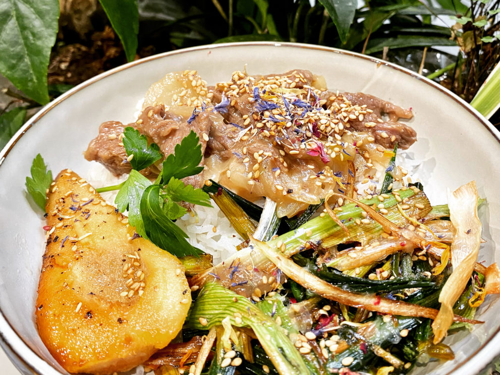 Restaurant - Sauté de boeuf aux oignons & poire rôtie miel sésame